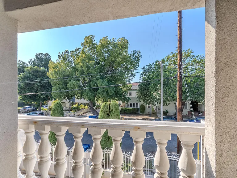 1760 N Alexandria Ave — Photo 18