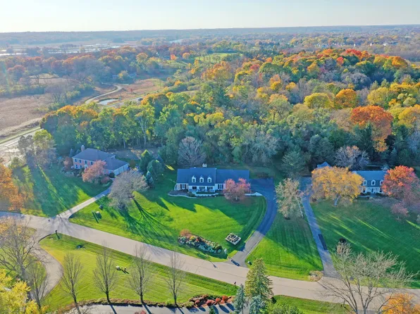 25870 Oak Hills Rd, Lake Barrington, IL 60010