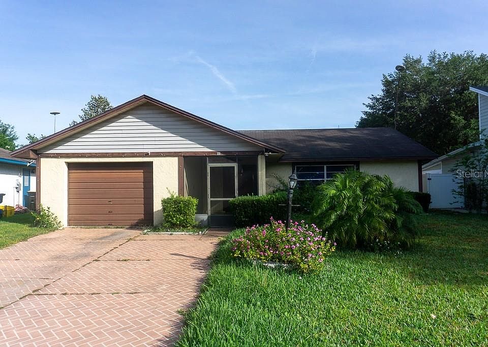1st image of 11 Sandalwood Dr