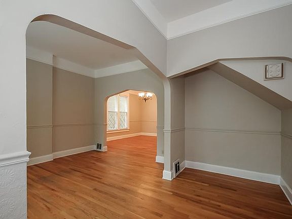 5th image of 137 W 2nd Ave