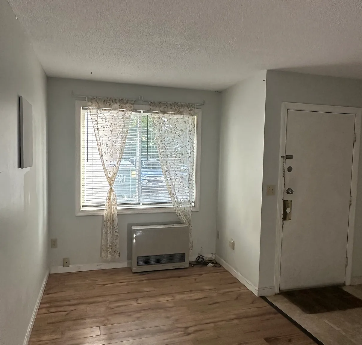 3 bed, 1.5 bath, 1056 sqft, $2,700 — Photo 3