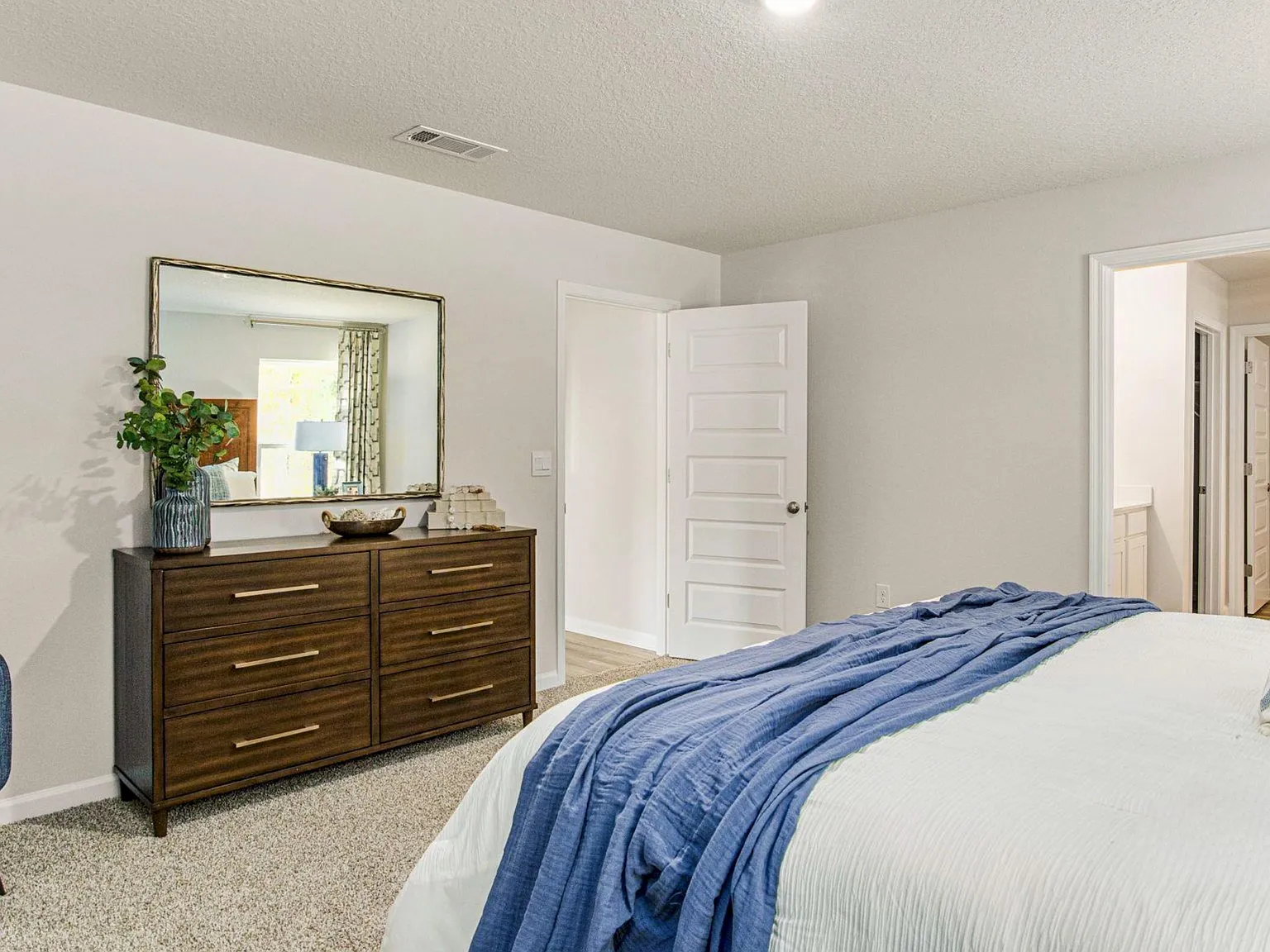 5 bed, 2012 sqft, $2,700 — Photo 4