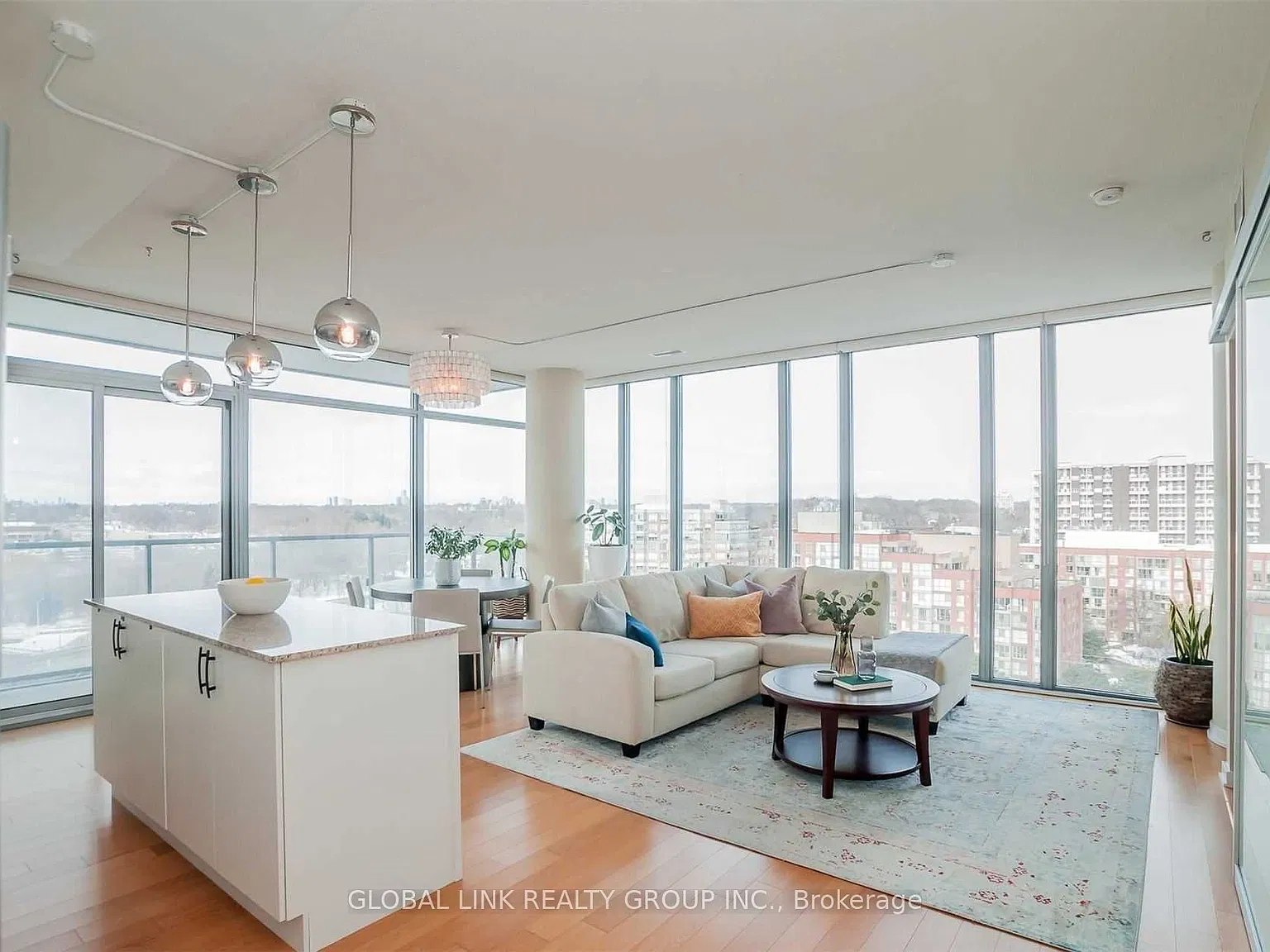105 The Queensway — Photo 4