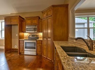 8 N Heatherton Ct, Kansas City, MO 64118