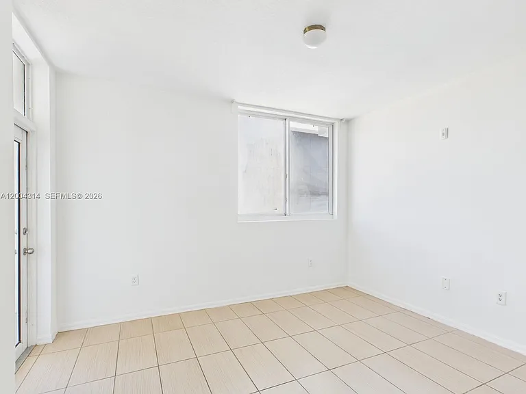 425 NE 30th St #604 — Photo 11