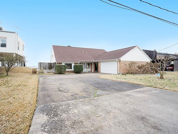 2nd image of 206 Bay Colony Dr