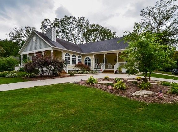 3rd image of 421 Lakeside Dr SE