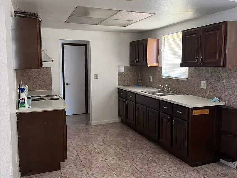 1832 Crestwood Cir — Photo 9