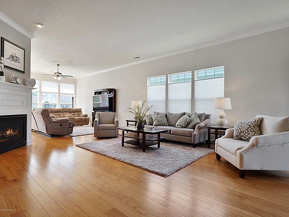 3rd image of 6 Summerlawn Dr