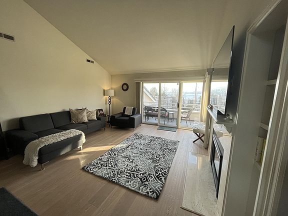 3rd image of 6228 Lakeview Dr #E