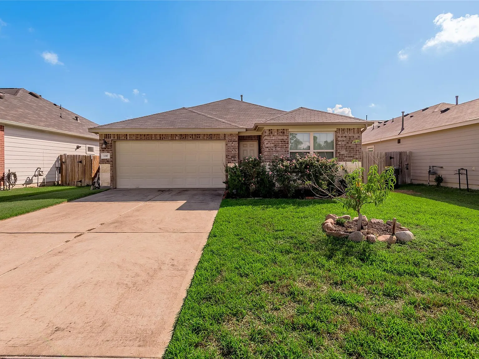 3 bed, 2.0 bath, 1636 sqft, $1,900 — Photo 4