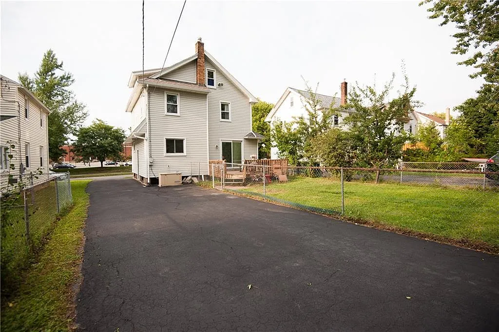 3 bed, 1.5 bath, 1594 sqft, $2,500 — Photo 2