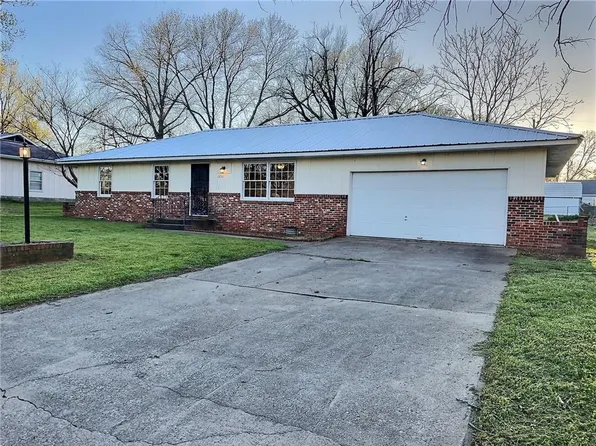 1230 N Tucker St, Nevada, MO 64772