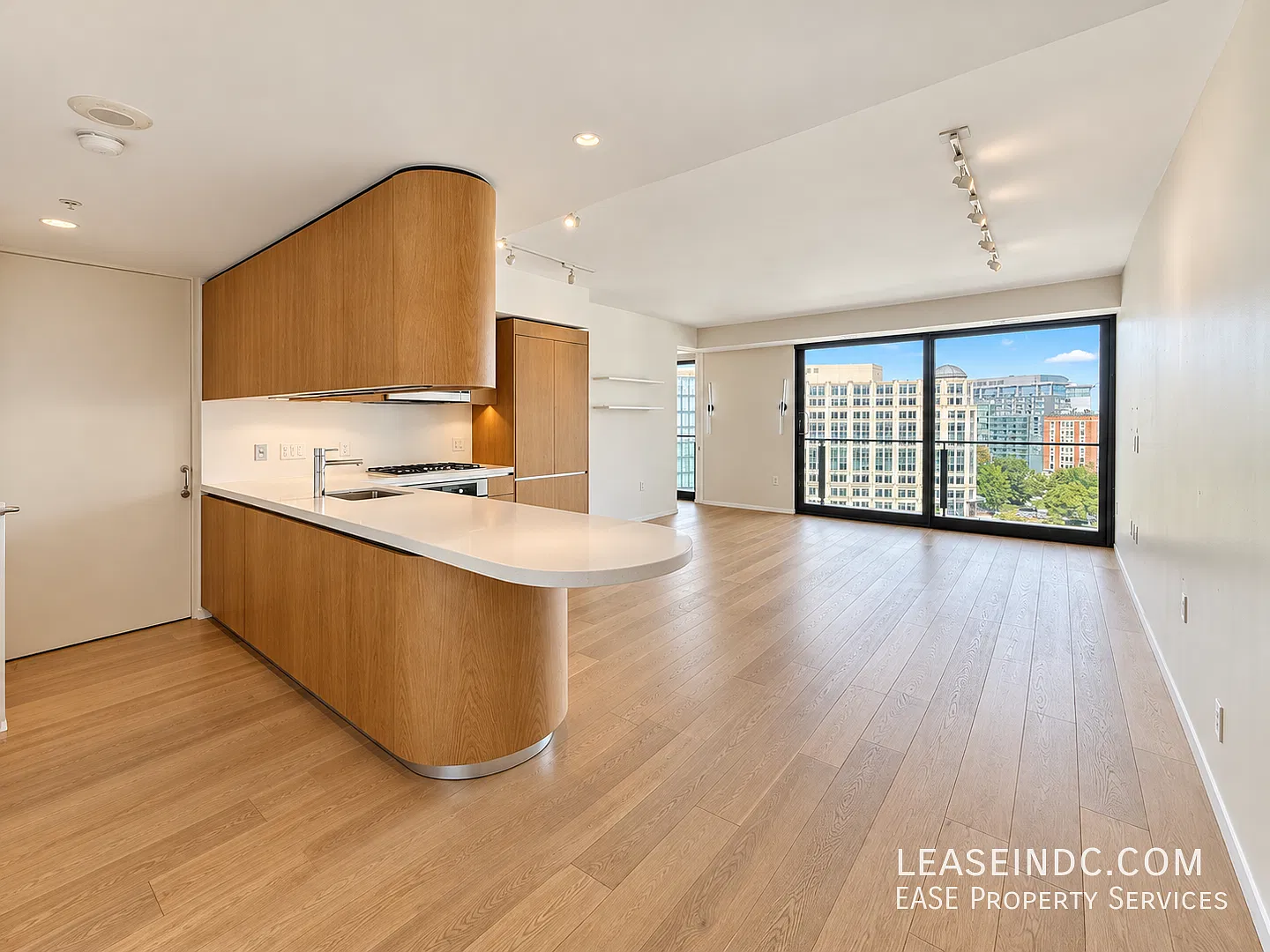 2 bed, 2.5 bath, 1124 sqft, $5,750 — Photo 3