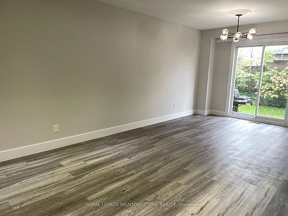 5th image of 444 Vanier Dr
