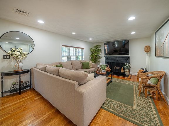 5th image of 109 Eustis St