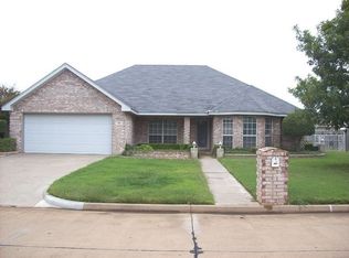 996 Coulter Dr, Burkburnett, TX 76354