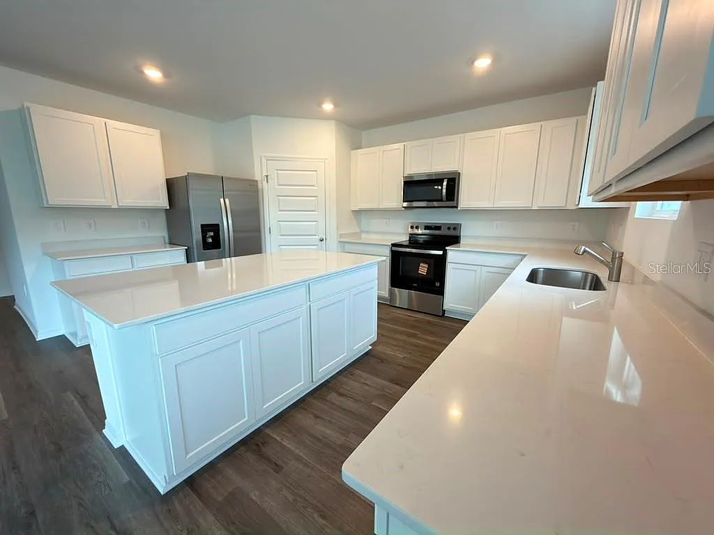 3 bed, 2.5 bath, 2215 sqft, $2,200 — Photo 3