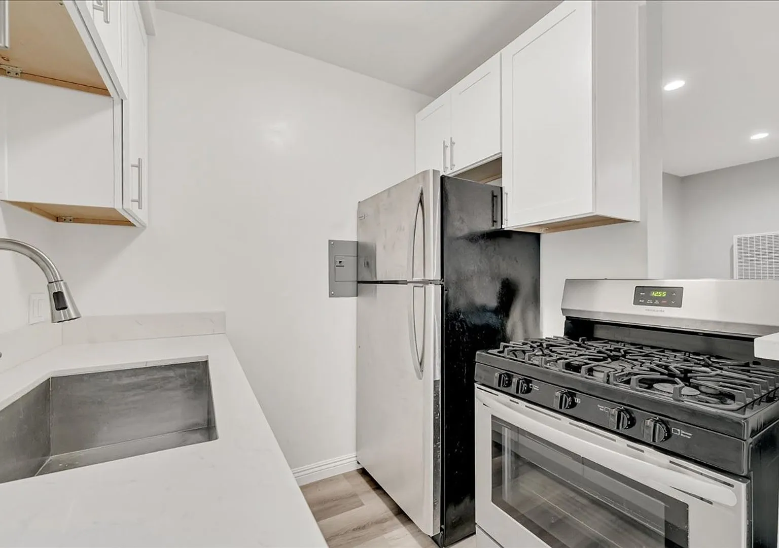 Beautiful Mar Vista Apartment Minutes From Venice Beach! — Photo 4