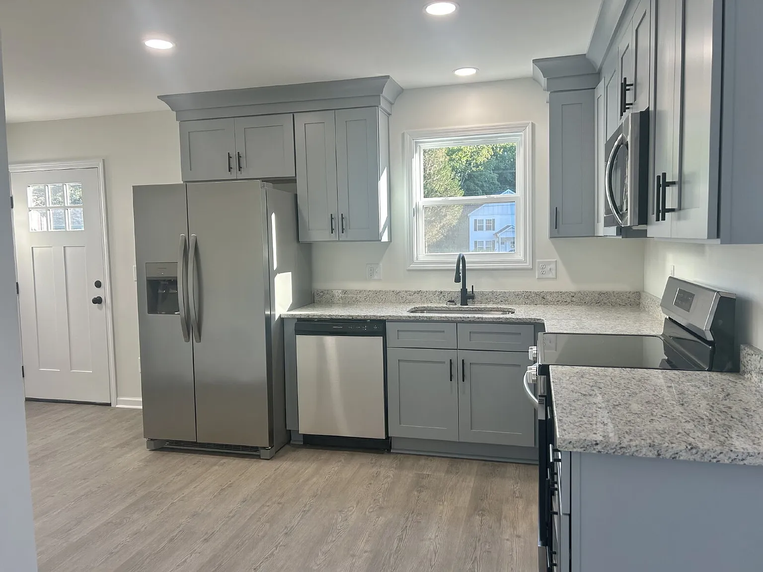 2 bed, 1.0 bath, 748 sqft, $1,275 — Photo 3