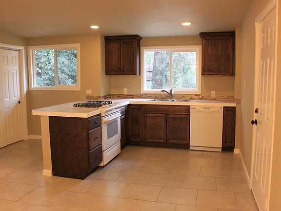 5th image of 3278 Crest Dr
