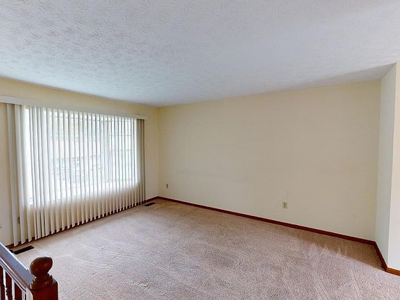4th image of 24 Colonial Ct