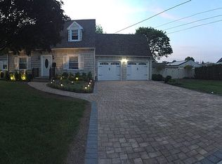 39 Beverly Rd, Farmingdale, NY 11735