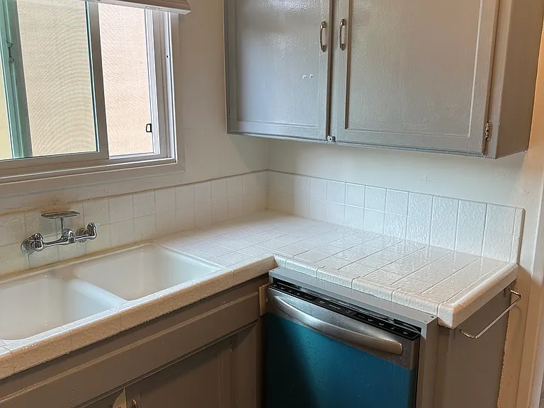 Silverlake Garden Apartments — Photo 28