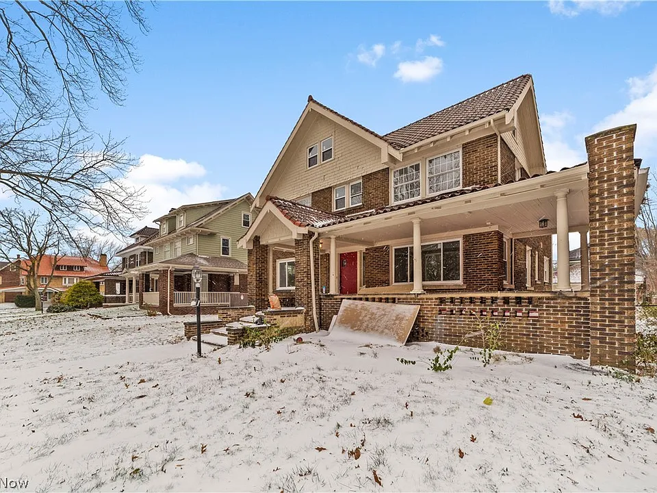 867 East Blvd