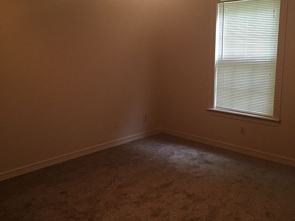 4th image of 884 W Holly St APT 4