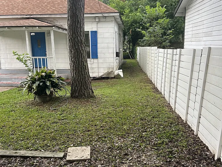 1009 N Valderas St — Photo 2