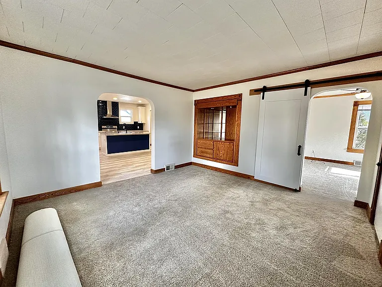 1008 Giles St — Photo 9