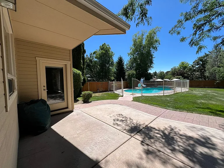 811 E Knoll Ct — Photo 46