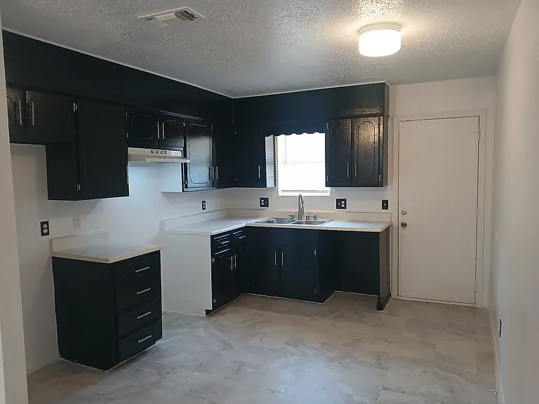 1217 S Maddox Ave — Photo 5