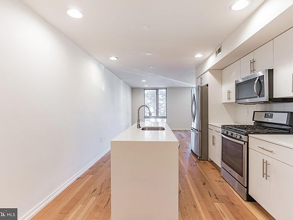 4th image of 2538 W Girard Ave #B