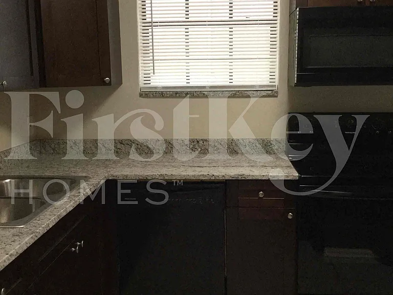 1121 NW 23rd Ter — Photo 4