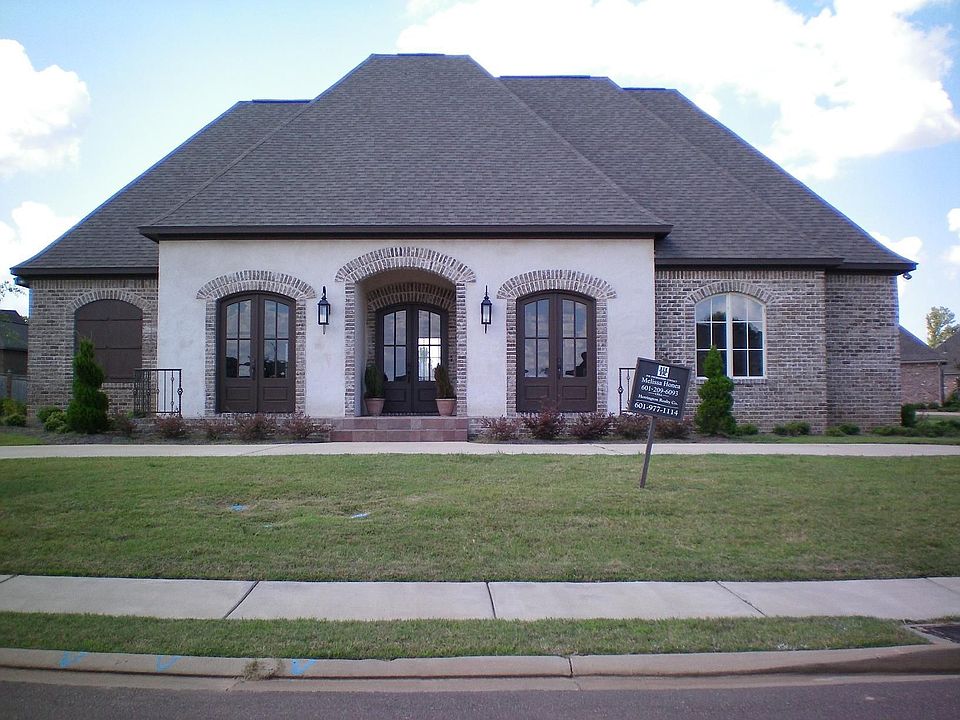 Entrance with Circular Driveway and Fanned Tile across Front