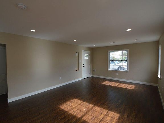 4th image of 5493 California Ave