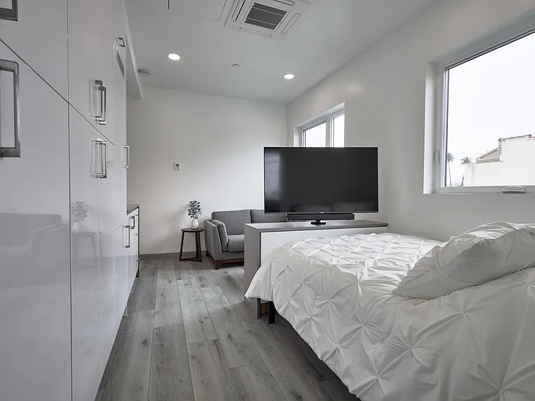 2929 S La Brea Ave — Photo 6