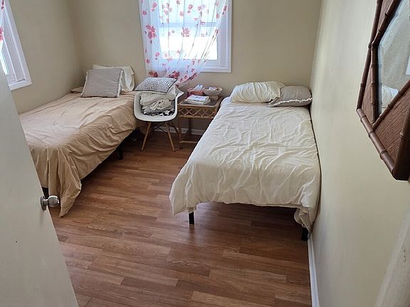 5th image of 1926 E 123rd St APT 4