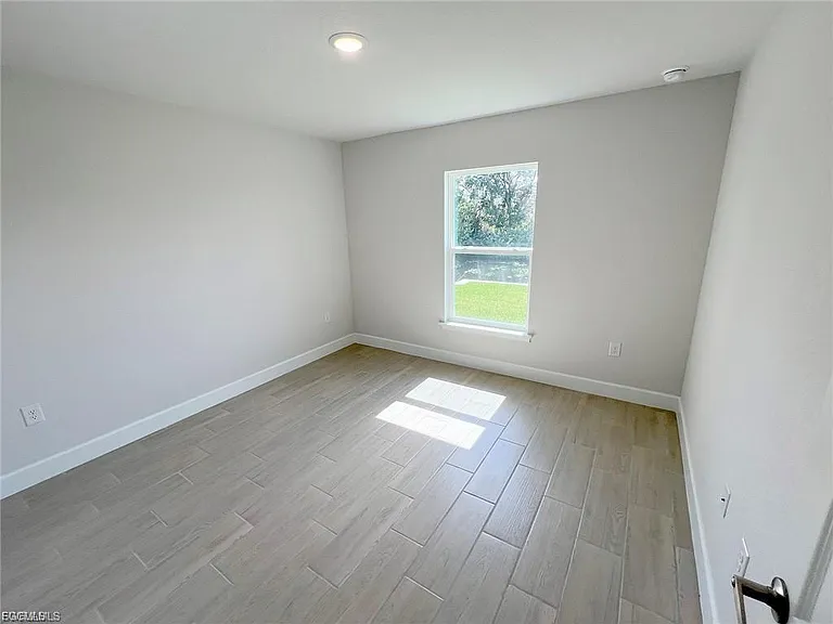410 SE 1st Terrace Cpe — Photo 2