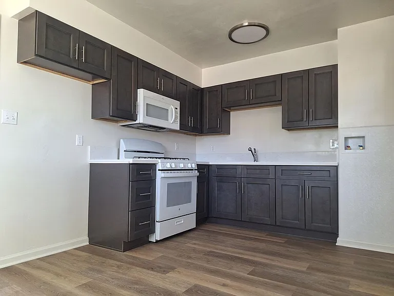 4866 Clairemont Dr — Photo 3