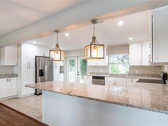 5th image of 615 Brookside Dr