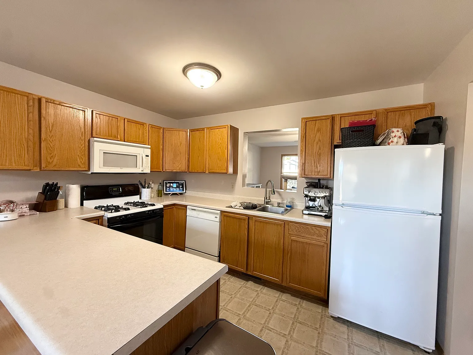 3 bed, 2100 sqft, $1,850 — Photo 3