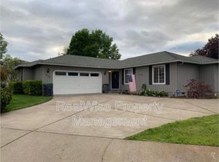 210 Sweetbrier Dr, Talent, OR 97540