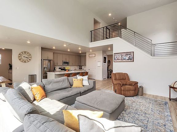 4th image of 311 W White Clover Cir