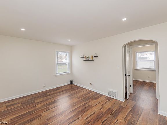 5th image of 1494 E 195th St
