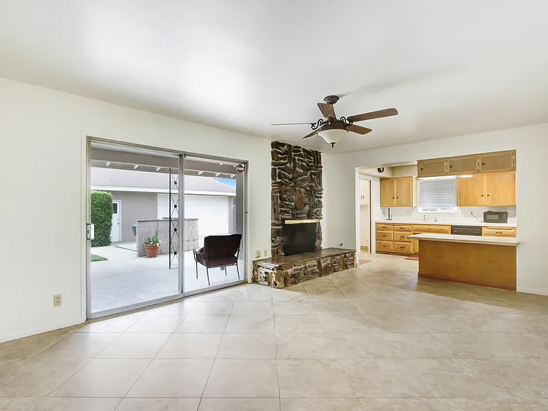 519 W Berkeley Ct — Photo 2