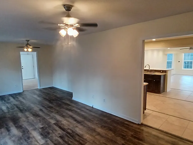 211 Sheffield Ct — Photo 9