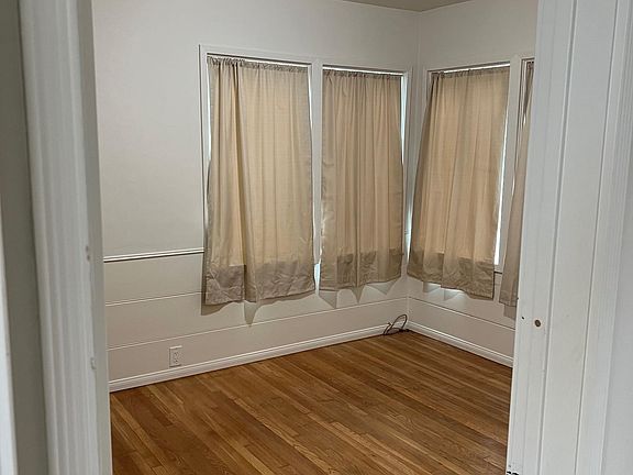 2nd image of 214 Manhattan Ave